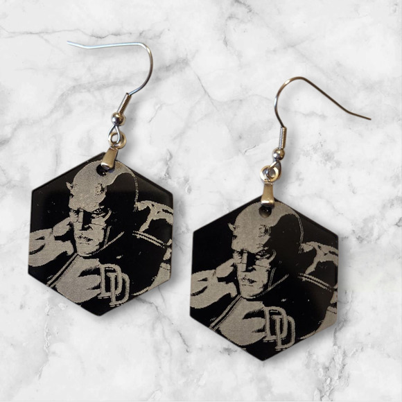 Daredevil Engraved Acrylic Earrings Marvel - Picture 1 of 2
